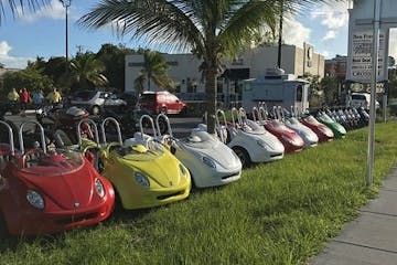 a row of parked motorcycles sitting on the side of a building